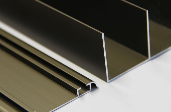 O perfil de alumínio - trilho superior Telussi MTX 013  deixa seus móveis mais elegantes e funcionais. Disponíveis em 3 cores, anodizado natural, inox e bronze. 

