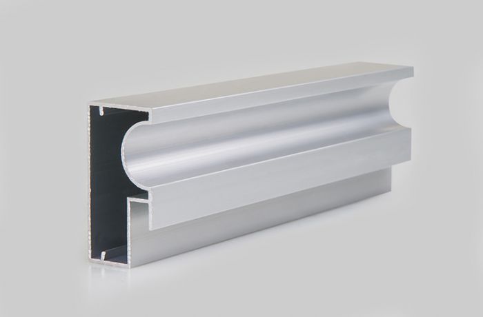 O perfil de alumínio slim Soluti MTX-070 é um excelente puxador para portas de móveis de vidros 6mm e possui um acabamento de alumínio diferente da linha Master. 