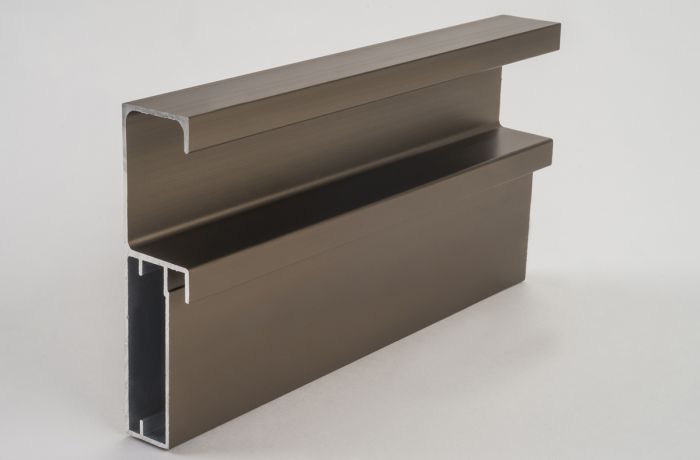 Este perfil de alumínio - Enzo MTX M42 é ideal para aplicação em portas com acabamento em vidro em conjunto com o perfil Bellini. Esse modelo de perfil de alumínio proporciona ao móvel grande praticidade além de melhor acabamento.