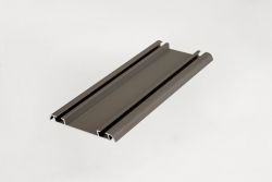 O perfil de alumínio - trilho inferior venuzzi MTX 014 foi desenvolvido para trilhos em móveis com portas de correr. Esta peça proporciona um maior padrão de acabamento e qualidade, agregando valor ao seu móvel.

Disponíveis em 3 cores, anodizado natural, inox e bronze. 

